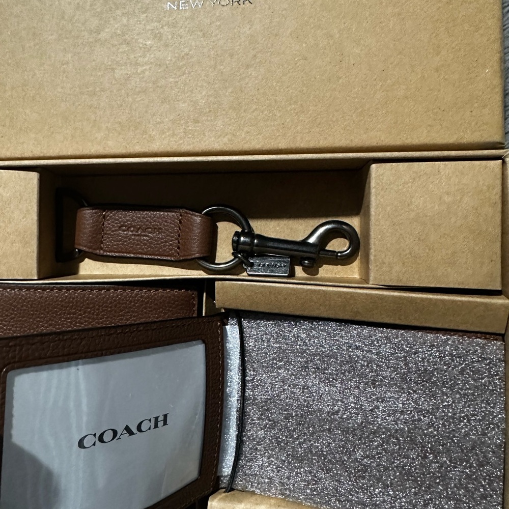 Mend’s Coach wallet gift set with card holder and key ring. New, Authentic - Picture 3 of 5